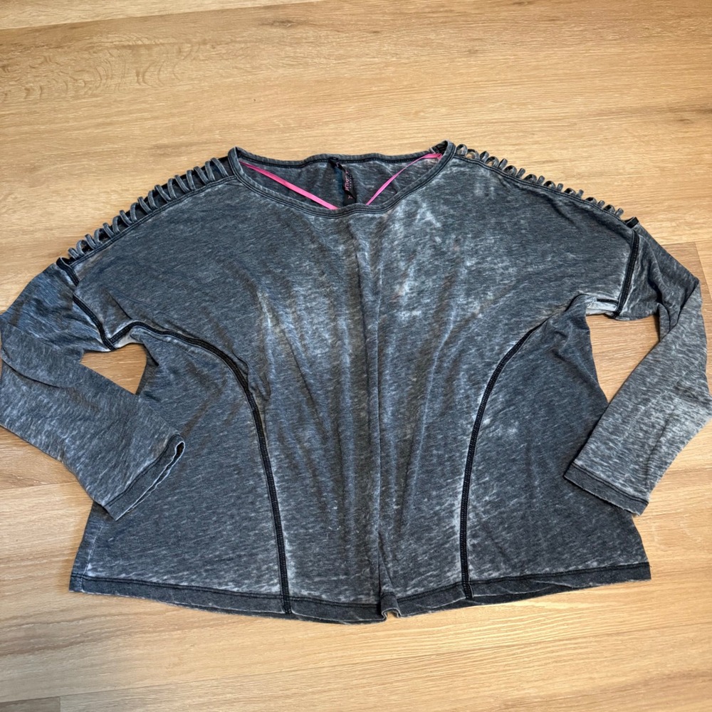 Betsey Johnson Performance Gray Acid Wash Lattice Shoulder Top XL Long Sleeve